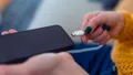 Meğer yıllarca yanlış bilmişiz! Telefonlar şarjdayken oynarsak pile gerçekten zarar verir mi? Efsane çürüdü
