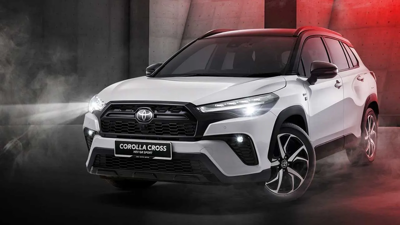 Toyota 2025’de rüzgar gibi esecek. Yeni Corolla Cross ve Camry hibrit modelleri görücüye çıktı