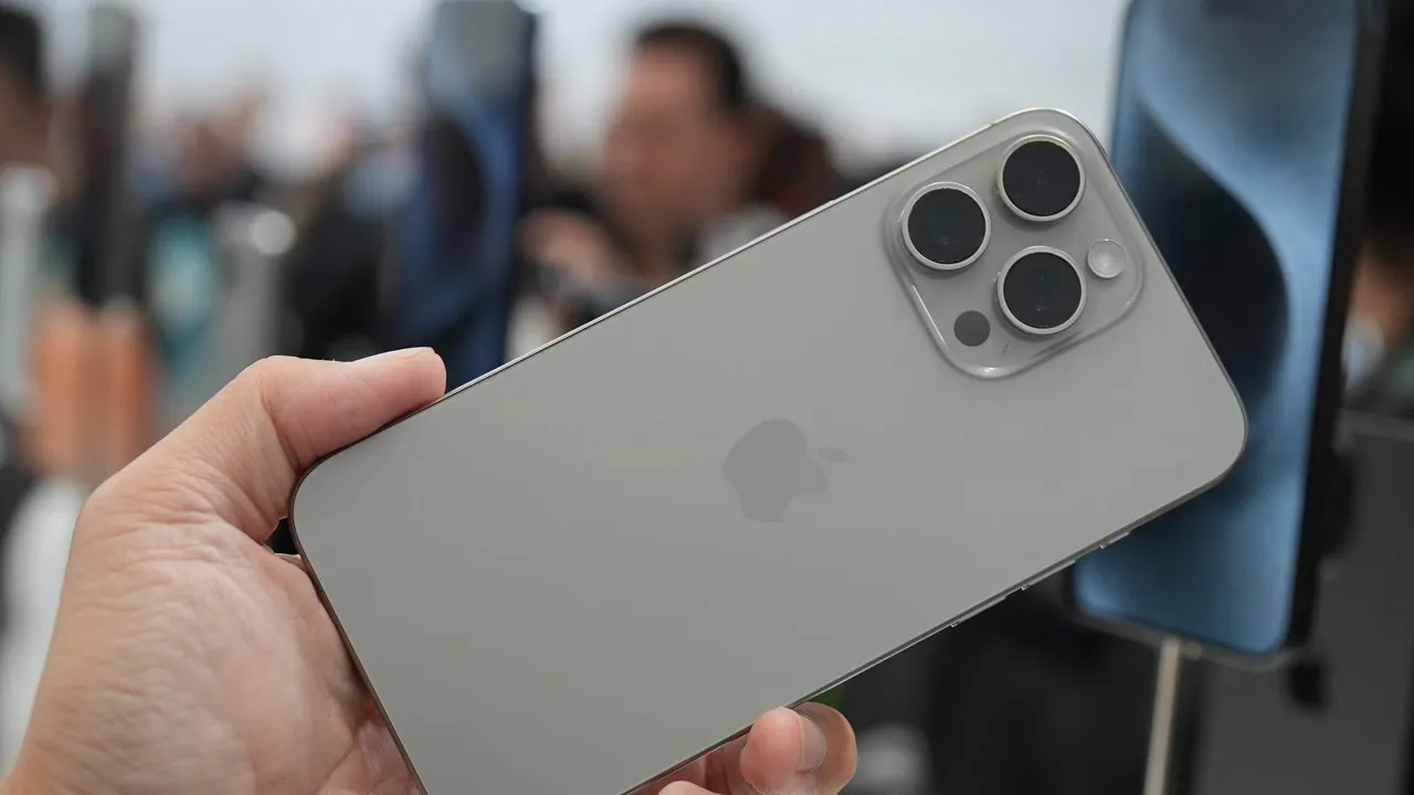 iPhone 15 suya dayanıklı mı, havuz altında fotoğraf çekilirse ne olur? - Resim: 1