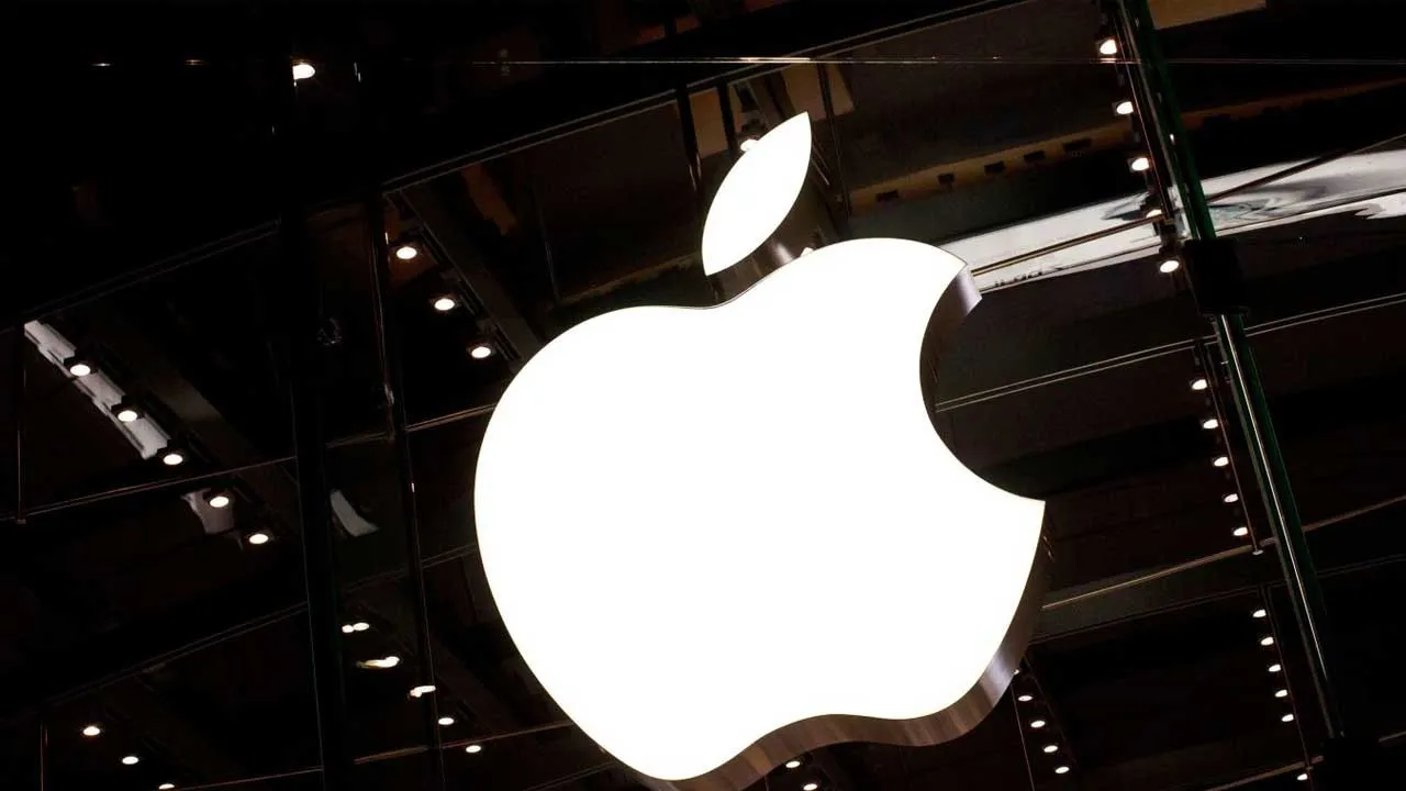 Yapay zekada hayal kırıklığı yaratan Apple’dan üst düzey ayrılık: Kıdemli isimle yollar ayrılıyor