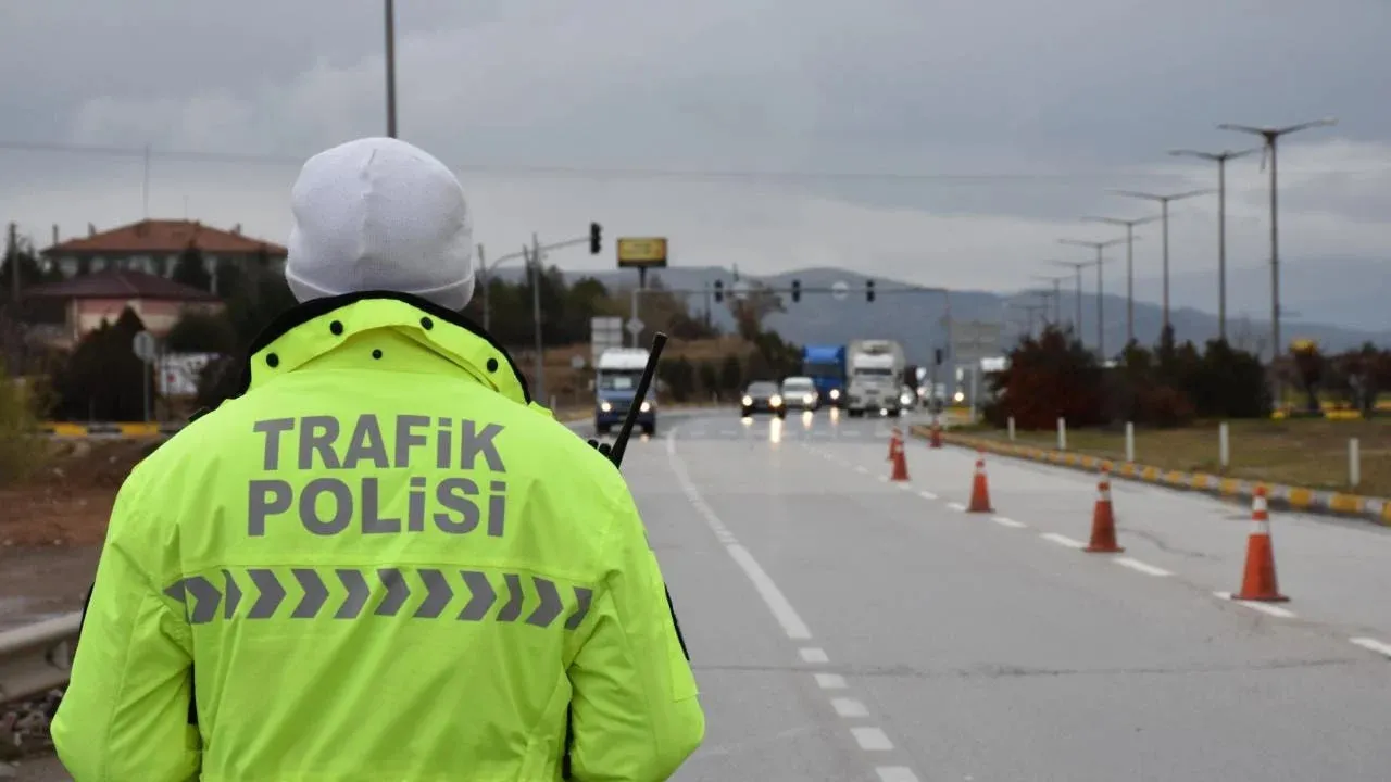 Trafikte ağır ceza dönemine erteleme: Meclis ayaklandı, askıya alındı