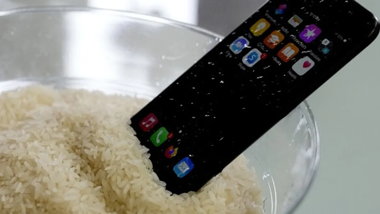 Suya düşen telefonu sakın pirinç ile kurutmayın! Yıllardır yanlış yapmışız: Bakın doğru yöntem neymiş - Resim: 1