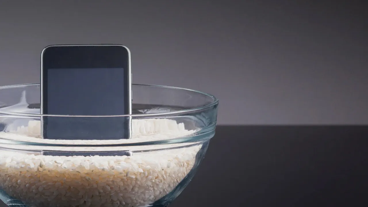 Suya düşen telefonu sakın pirinç ile kurutmayın! Yıllardır yanlış yapmışız: Bakın doğru yöntem neymiş - Resim: 2