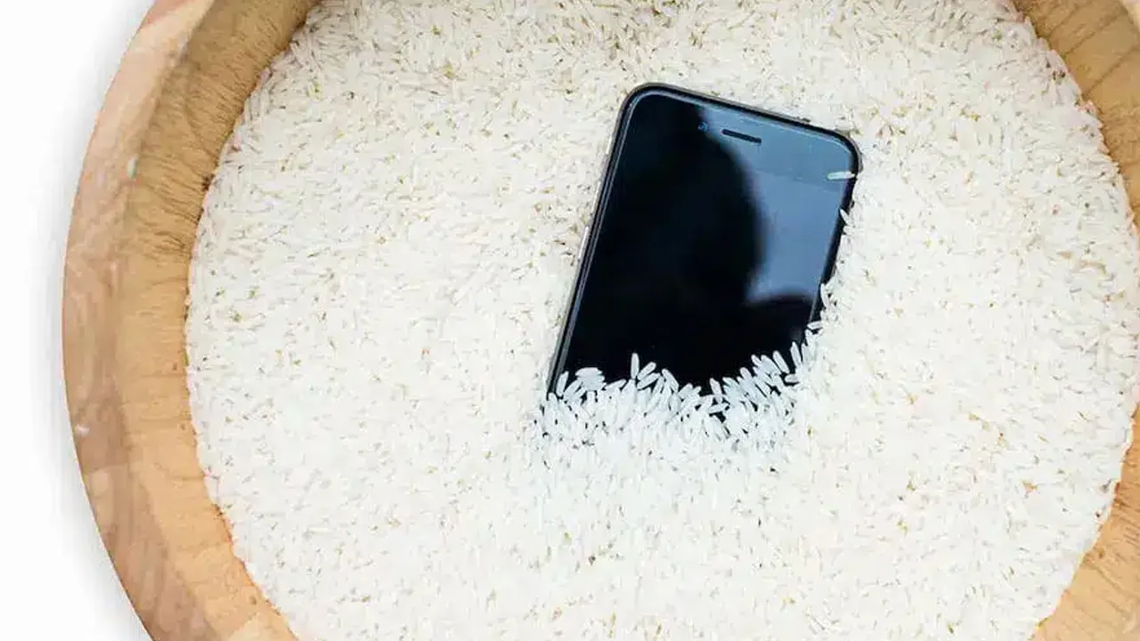 Suya düşen telefonu sakın pirinç ile kurutmayın! Yıllardır yanlış yapmışız: Bakın doğru yöntem neymiş - Resim: 5