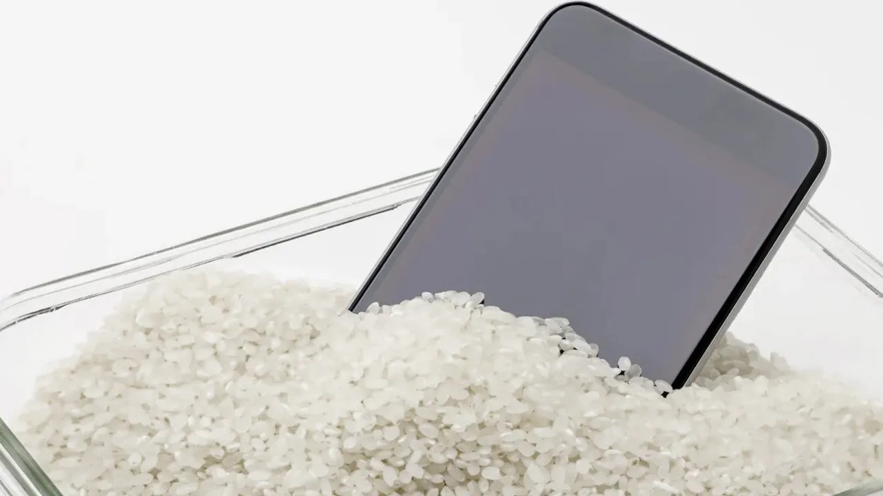 Suya düşen telefonu sakın pirinç ile kurutmayın! Yıllardır yanlış yapmışız: Bakın doğru yöntem neymiş - Resim: 6