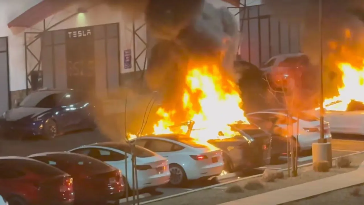 Tesla'dan Yangın Riskine Karşı Çarpıcı İddia: "Riskimiz Benzinli Araçların Sadece 1/8'i!"
