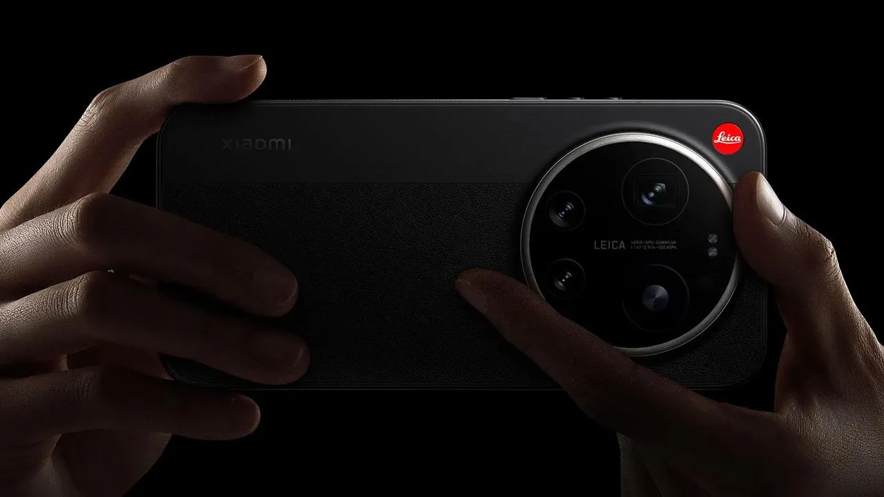 Leica Edition, Çin'de standart sürümden daha pahalı. Kameranın etrafında mekanik olarak dönen bir zoom halkası, belirgin iki…