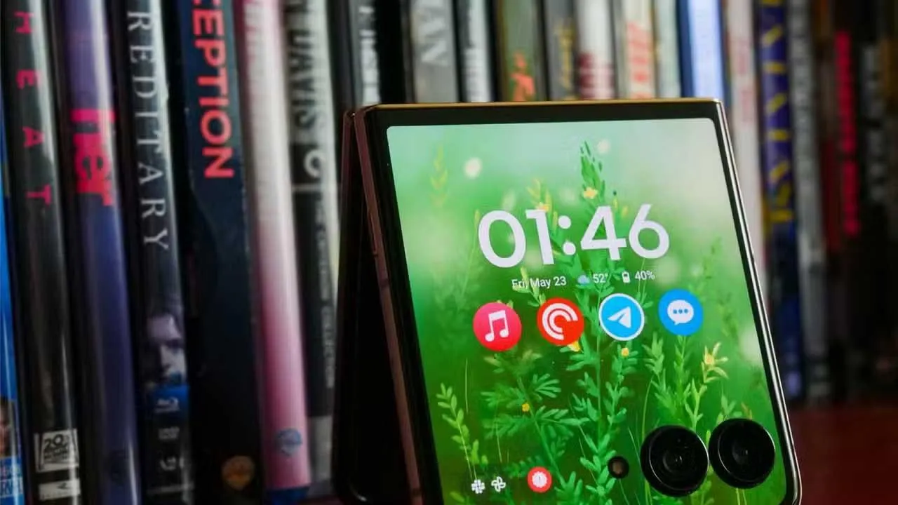 4. Moto Razr+ 2025 — Flip telefon isteyenler için en iyisi Listede ikinci katlanabilir. Ama bu sefer farklı bir form. Moto…