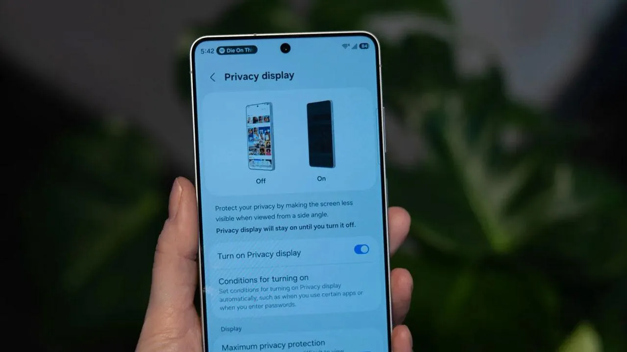 İHTİYACA GÖRE ŞEKİLLENİYOR Galaxy S26 Ultra'nın Gizlilik Ekranı, duruma göre açılabiliyor ve sadece istenilen alanın…