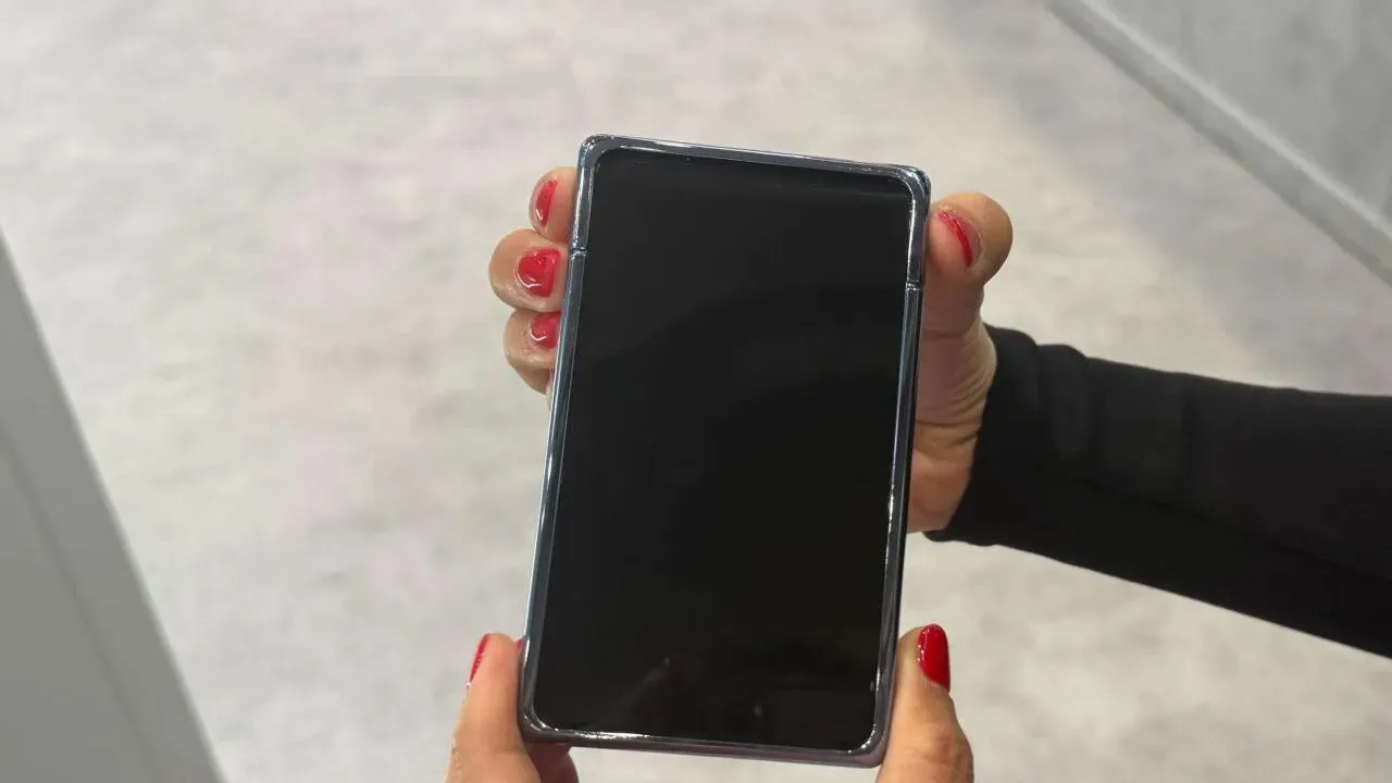 Samsung Display, Barselona'daki MWC etkinliğinde, ekranın üst kısmından kayarak açılan ve 5.1 inçten 6.7 inçe büyüyebilen…