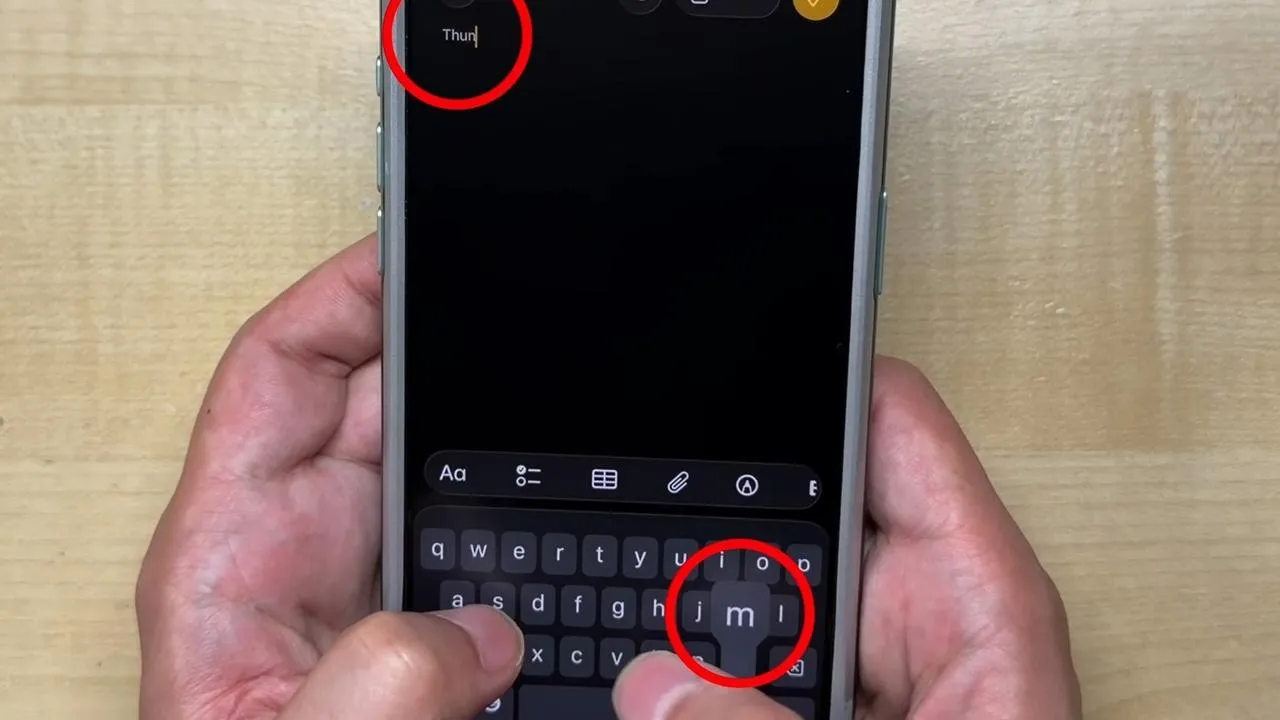 Pek çoğunuz iPhone’daki klavye sorununu fark etmişsinizdir. Hızlı yazarken bir anda harfler kaçıyor, bu da hem yanlış hem de…