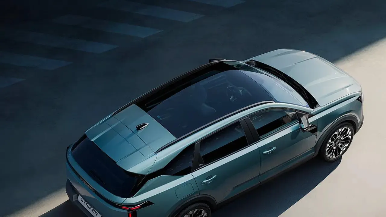 Silueti, alçalan tavan çizgisi ve klasik bir SUV'dan daha dinamik oranlarıyla yükseltilmiş bir shooting brake'i andırıyor.…