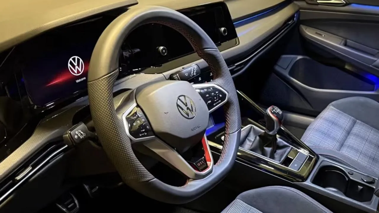 Alman otomobil devi Volkswagen, son yıllarda araç iç mekanlarında uyguladığı aşırı dijitalleşme politikasından geri adım…