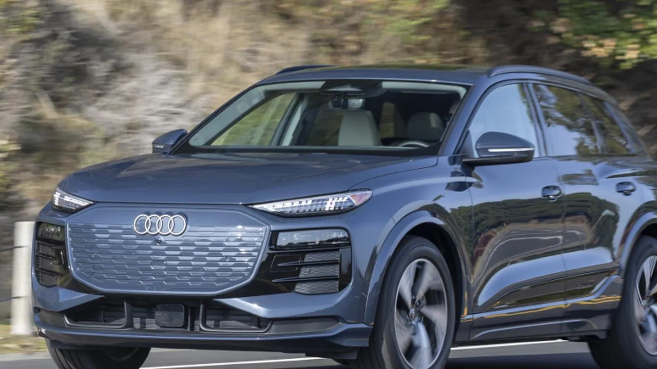 Audi, yeni motorun kalbine MHEV Plus adını verdiği 48 voltluk gelişmiş bir hafif hibrit altyapı yerleştirmiş. Sistem sadece…