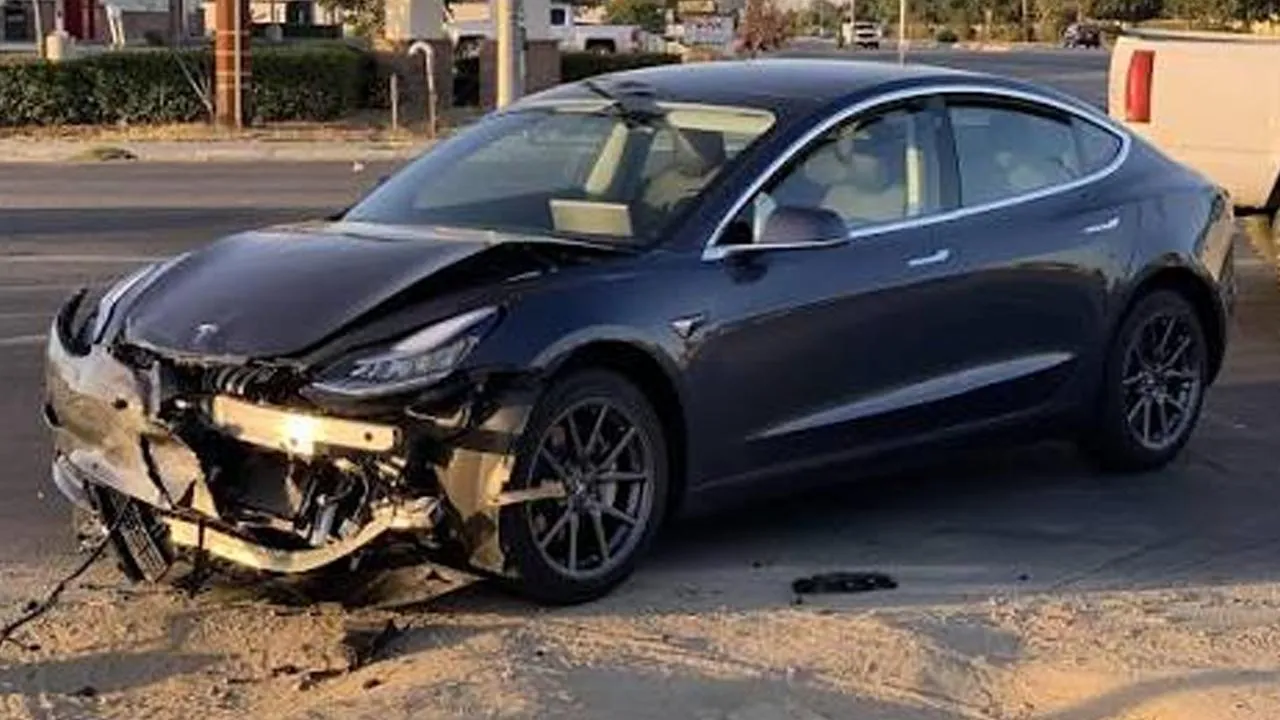 Ancak bu belirsizliğin sorumlusu da yine Tesla. Veriler şirketin elinde, raporları kendisi dolduruyor ve dört ölümlü kazada…