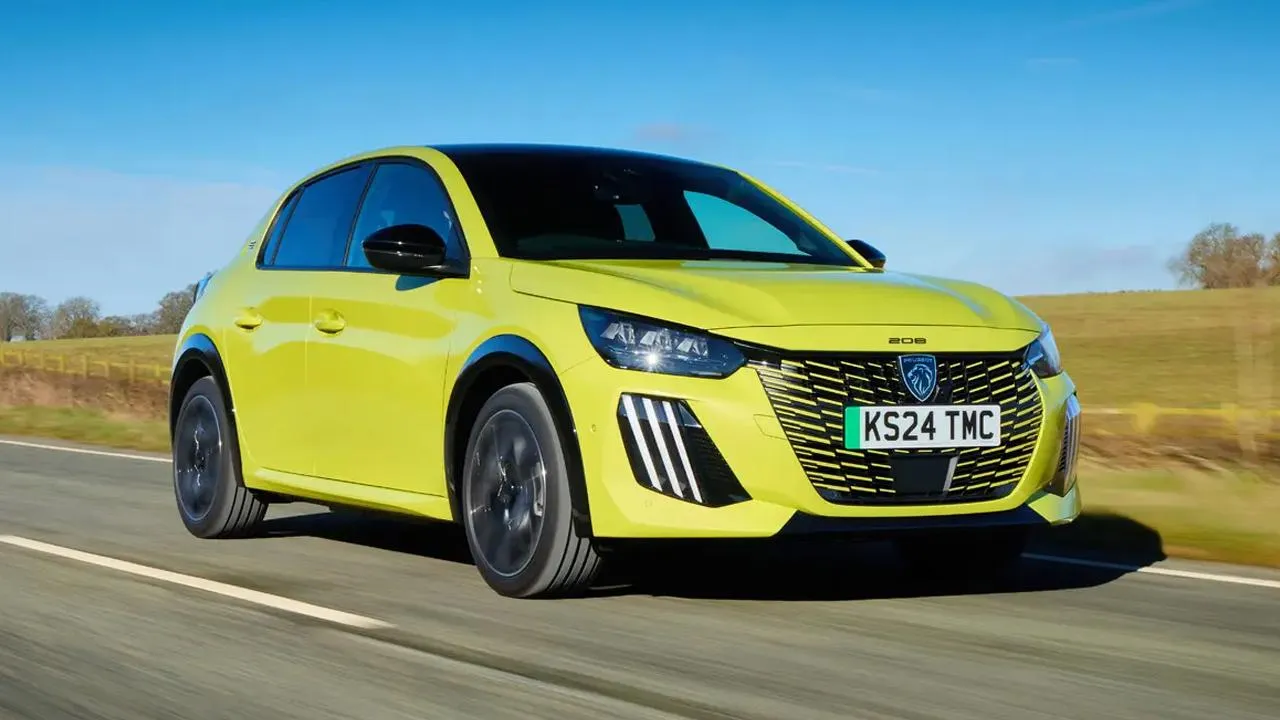Listenin en pahalı modeli olan Peugeot E-208 ise 2.080.000 TL fiyatıyla 10. sırada yer alıyor. 50 kWh bataryasıyla 363 km…