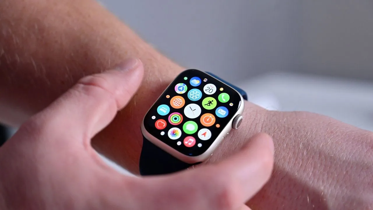 Apple Watch 8 ve Apple Watch SE karşılaştırma: Hangisi satın almaya değer?