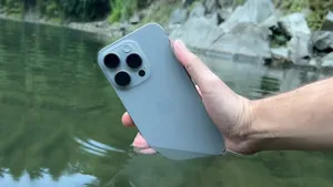 iPhone 15 suya dayanıklı mı, havuz altında fotoğraf çekilirse ne olur?