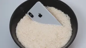 Suya düşen telefonu sakın pirinç ile kurutmayın! Yıllardır yanlış yapmışız: Bakın doğru yöntem neymiş
