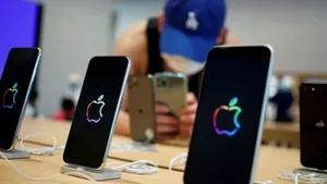 Gökyüzünde iPhone Paniği: Uçuş Sırasında Şişen Bataryalar Arka Paneli Ayırıyor!