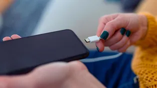 Meğer yıllarca yanlış bilmişiz! Telefonlar şarjdayken oynarsak pile gerçekten zarar verir mi? Efsane çürüdü