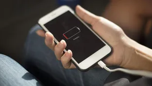 Akıllı telefon kullananları ilgilendiriyor: Gece yapılan bu hata %15 ömür çalıyor