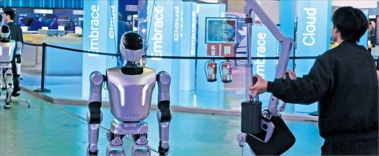 Herkes Samsung’u konuşurken Çinli üretici bir ilke imza attı: Robot telefon için kuyruklar oluştu