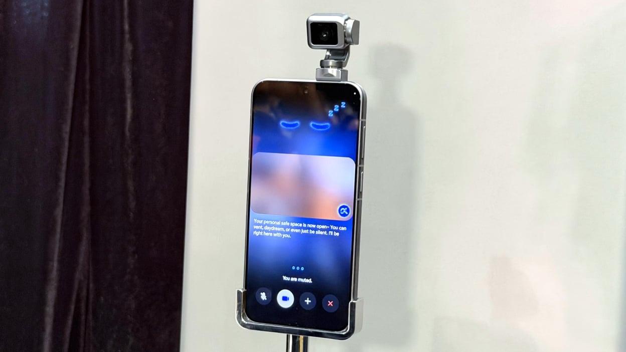Herkes Samsung’u konuşurken Çinli üretici bir ilke imza attı: Robot telefon için kuyruklar oluştu