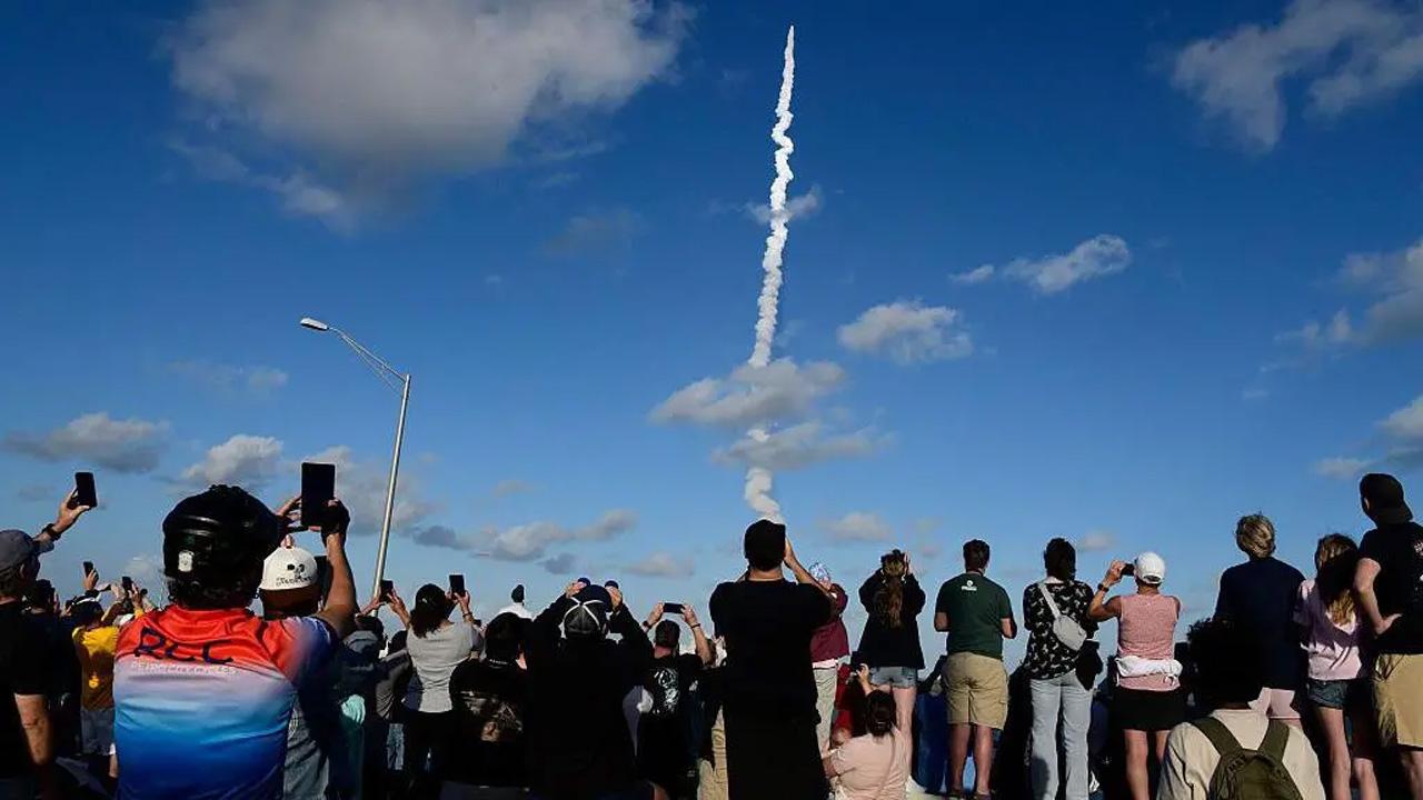 Artemis 2 fırlatıldı: 4 astronot 50 yıl sonra Ay yolunda