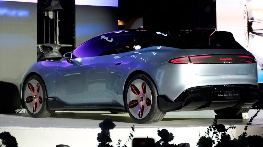 Chery'den sıradışı otomobil: Lepas Aura sahnede